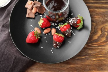 Lezzetli çilek plaka üzerinde çikolata kaplı