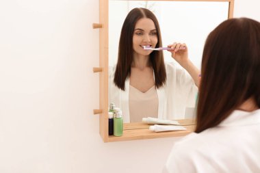 genç kadın banyoda diş fırçalama