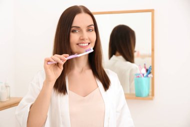 genç kadın banyoda diş fırçalama