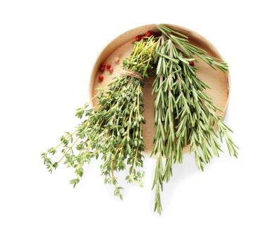 Beyaz arka plan üzerinde taze kekik ile plaka