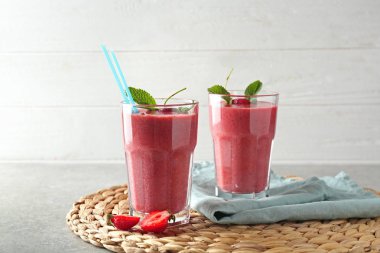 Hasır mat tablo üzerinde çilek güler yüzlü gözlüklü