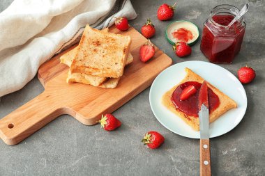 Çilek reçeli ve tost gri masada kompozisyonu
