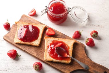 Çilek reçeli ve ahşap masa üzerinde tost ile kompozisyon