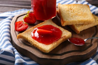 Tost ve masada çilek reçeli ile kurulu