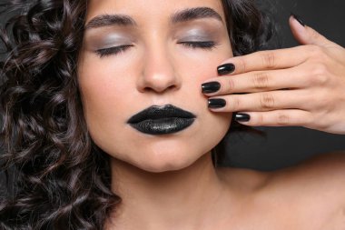Koyu arka plan, closeup üzerinde siyah manikür moda bayan