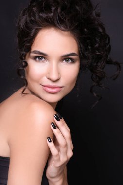 Koyu arka plan üzerinde siyah manikür moda bayan