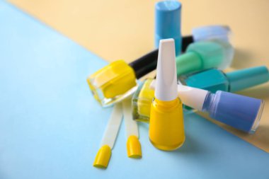 Şişe vernik ve renk arka plan üzerinde yapay çivi