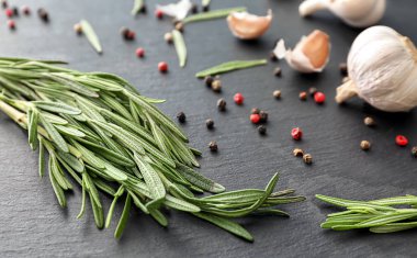 Taze biberiye, baharat ve sarımsak kayrak plaka üzerinde