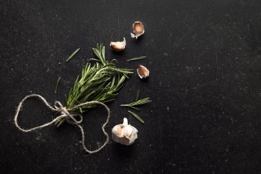 Taze biberiye ve sarımsak koyu arka plan üzerinde