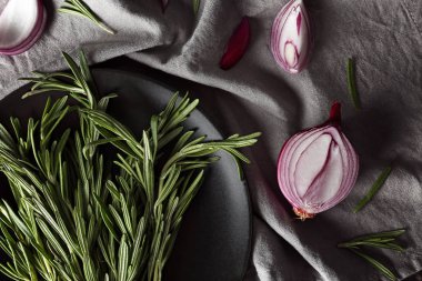 Taze biberiye ve soğan peçete üzerinde plaka