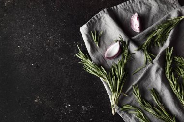 Taze biberiye ve soğan koyu arka plan üzerinde