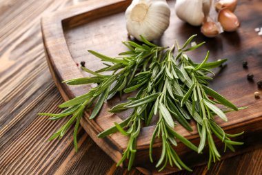 Kurulu taze biberiye, baharat ve ahşap zemin, closeup üzerine sarımsak ile