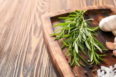 Kurulu taze biberiye, baharat ve ahşap zemin, closeup üzerine sarımsak ile