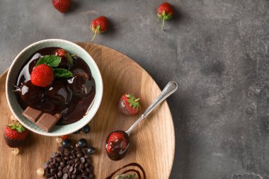 Gri masada lezzetli çikolata batırılmış çilek ile kompozisyon