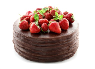 Beyaz arka plan üzerinde çilek lezzetli çikolatalı kek