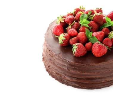 Beyaz arka plan üzerinde çilek lezzetli çikolatalı kek