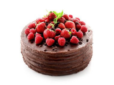 Lezzetli çikolata kek çilek ve ahududu beyaz arka plan üzerinde