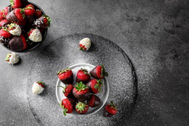 Masada lezzetli çikolata batırılmış çilek ile plaka