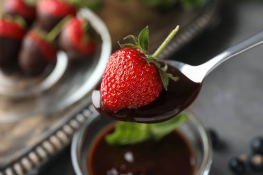 Lezzetli çilek ve eritilmiş çikolata, tatlı kaşığı