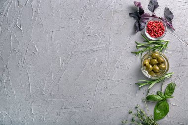 Taze otlar zeytin ve dokulu arka plan üzerinde pembe biber ile