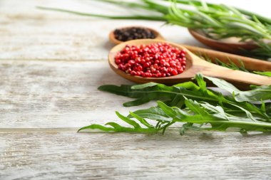 Ahşap masa üzerinde baharatlar ile taze roka