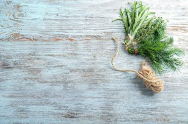 Ahşap arka plan üzerinde ip ile taze otlar