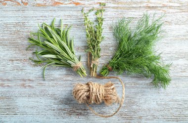 Ahşap arka plan üzerinde ip ile taze otlar