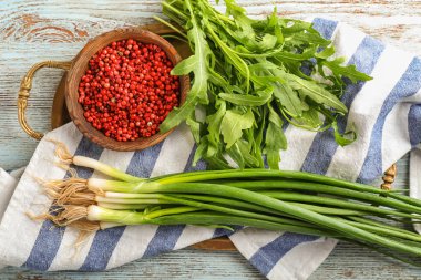 Ahşap masa üzerinde pembe biber ile taze otlar