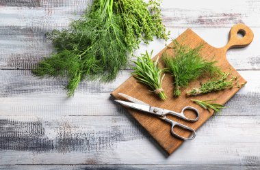 Ahşap arka plan için makaslar ile taze otlar