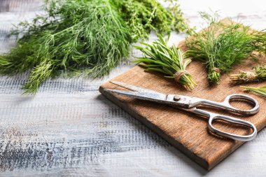 Ahşap arka plan için makaslar ile taze otlar