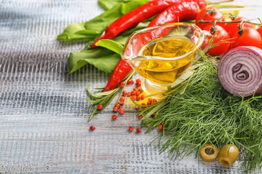 Sebze ve ahşap arka plan üzerine taze otlar