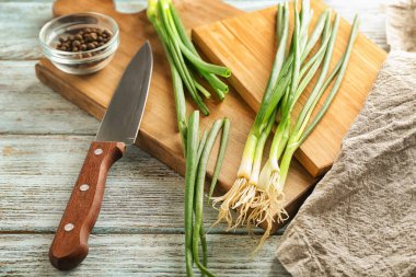 Ahşap kurulları ile taze soğan ve baharat ahşap tablo