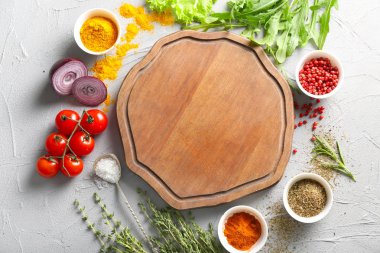 Taze otlar, baharatlar ve ahşap dokulu arka plan tahtada kompozisyonu