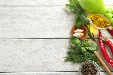 Sebze, baharatlar ve ahşap arka plan üzerine taze otlar
