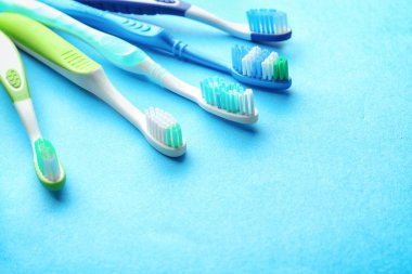 Renk arka plan üzerinde diş fırçaları