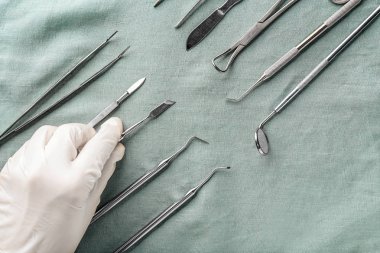 Dişçi kumaş üzerine araçlar kümesi ile