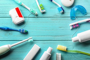 Diş fırçaları, Yapıştır ve diş ipi ahşap arka plan üzerinde çerçeve yaptı