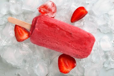 Buz üstünde lezzetli çilekli dondurma