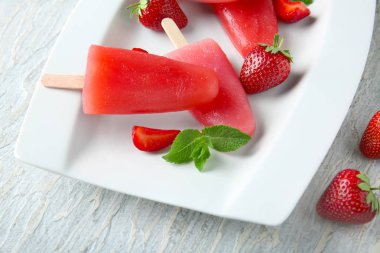 Lezzetli çilekli dondurma tablo ile plaka