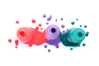 Tırnak cilaları beyaz arka plan üzerine açık şişe