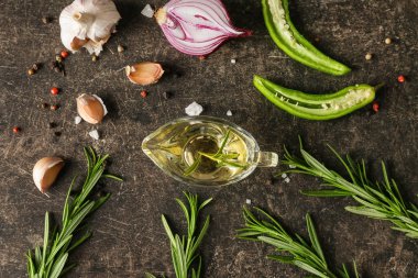 Yağı, taze biberiye ve gri arka plan üzerine baharat kompozisyonu