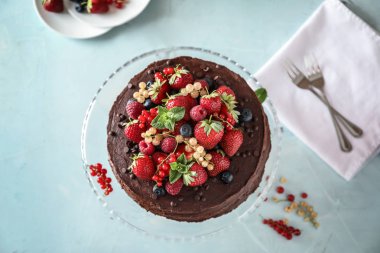 Tatlı stand lezzetli çikolatalı kek ve tablo taze çilek ile