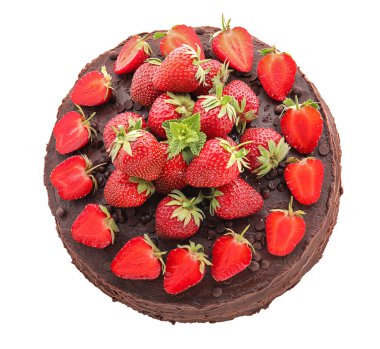 Beyaz arka plan üzerinde taze çilek ile dekore edilmiş lezzetli çikolatalı kek