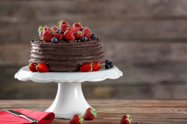 Tatlı stand ahşap masa üzerinde lezzetli çikolatalı kek ile