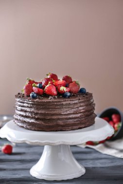 Tatlı stand ahşap masa üzerinde lezzetli çikolatalı kek ile