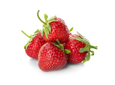 Beyaz arka plan üzerinde tatlı olgun çilek