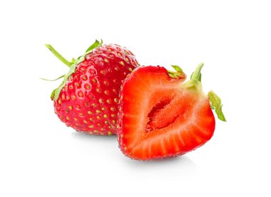 Beyaz arka plan üzerinde tatlı olgun çilek