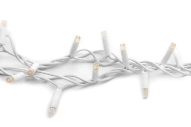 Beyaz arka plan üzerinde neşeli Noel çelenk