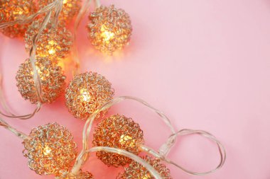 Renk arka plan üzerinde neşeli Noel çelenk