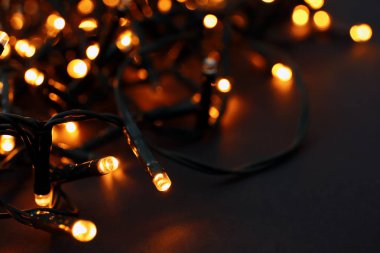 Koyu arka plan, closeup üzerinde şenlikli Noel çelenk